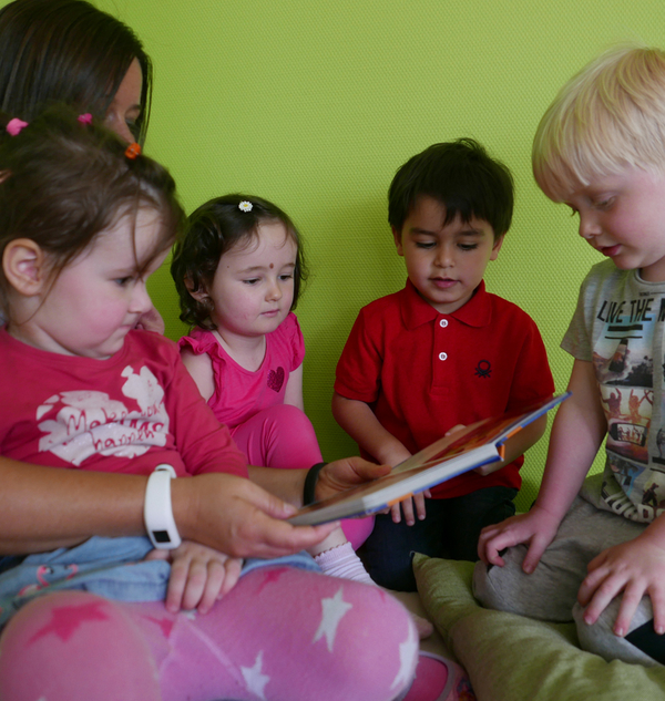 Kindertagesstätte Siloah - Vorlesen in der Kindergartengruppe 