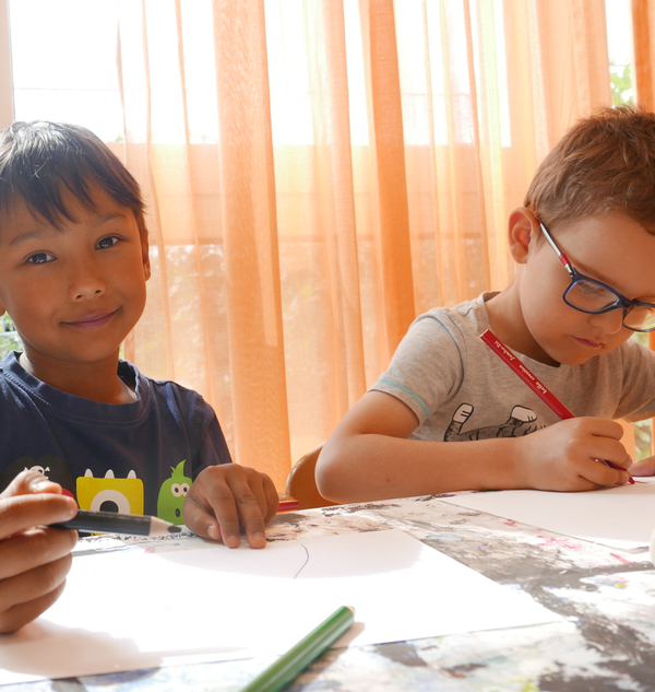 Bild Siloah Kindertagesstätten, Kindergartengruppe, zwei Jungen basteln an einem Tisch 